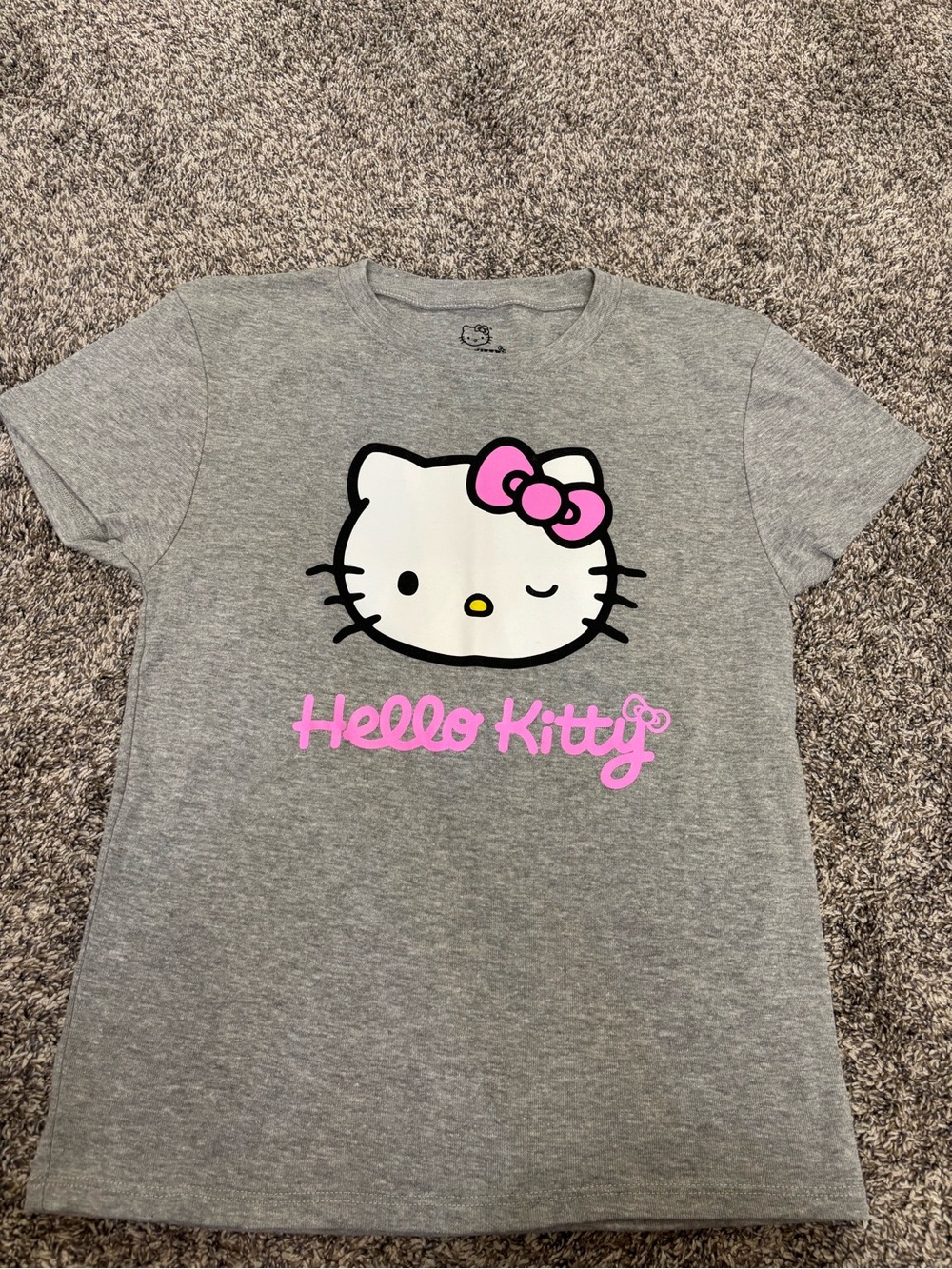 NWOT Hello Kitty women’s grey Graphic Tee with Pink Bow Sz Small